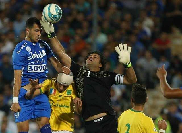 برتری استقلال بر صنعت نفت در نیمه نخست