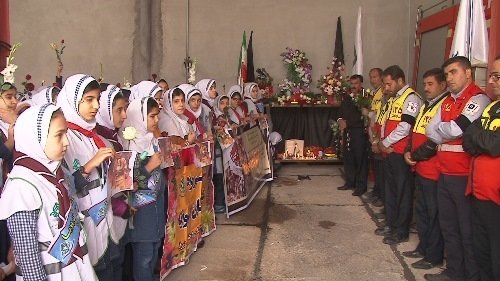 ابراز همدردی دانش‌آموزان میبدی با خانواده شهدای آتش‌نشان پلاسکو 