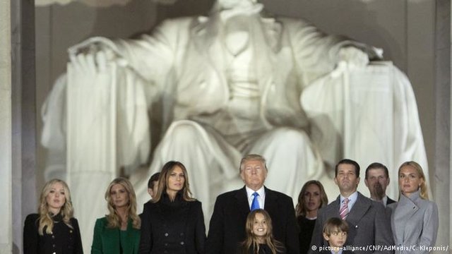 تصویر آرشیوی است اعضای خانواده ترامپ پس از کاخ سفید کجا میروند