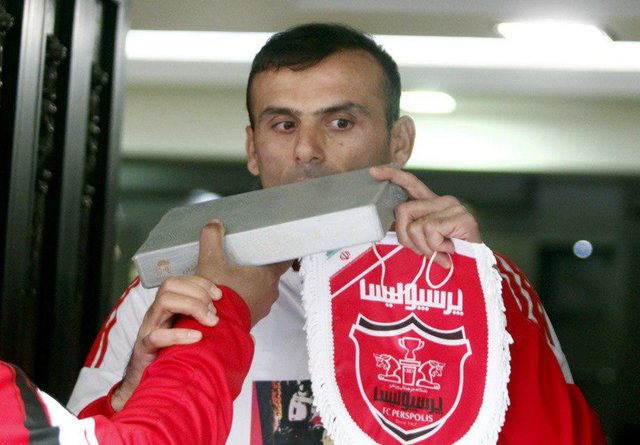 حسینی: رحمتی پس از اخراج به زمین برگشت و به من توهین کرد حسینی: رحمتی پس از اخراج به زمین برگشت و به من توهین کرد