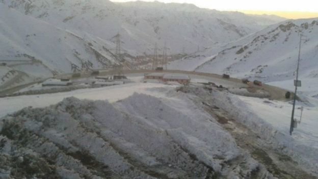 عکس: تزئینی گرفتار شدن سه آمبولانس در جاده های برفی