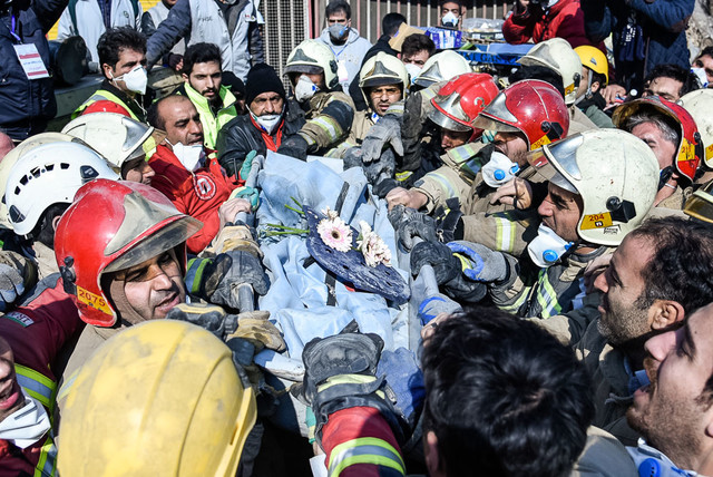 کشف پیکر 2 آتشنشان 7 روز پس از حادثه پلاسکو کشف پیکر 2 آتشنشان 7 روز پس از حادثه پلاسکو
