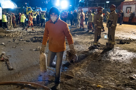 تلاش برای پیدا کردن اجساد آتش‌نشانهای مدفون در زیر آوار در هفتمین شب حادثه پلاسکو 