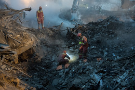 تلاش برای پیدا کردن اجساد آتش‌نشانهای مدفون در زیر آوار در هفتمین شب حادثه پلاسکو 