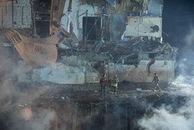 تلاش برای پیدا کردن اجساد آتشنشانهای مدفون در زیر آوار در هفتمین شب حادثه پلاسکو 