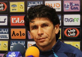 سرمربی استقلال خوزستان: پارس جنوبی ۲۰۰ بار زیر توپ زد/ اوت دستی که فوتبال نیست