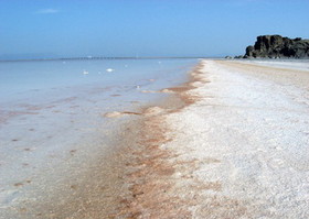 کمبود منابع مالی برای احیای دریاچه ارومیه/ خطر خیزش گرد و غبار