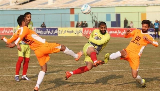 اعتراض جالب بازیکنان نفت مسجدسلیمان به هوای نامناسب خوزستان + عکس