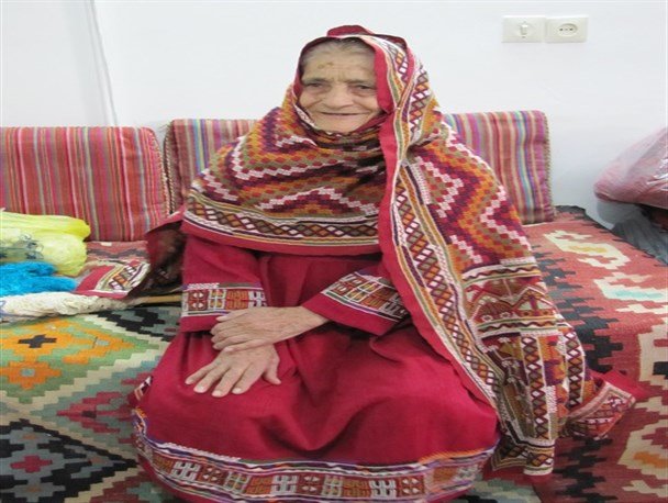 تقدیم مهر اصالت یونسکو به هنرمند سمنانی