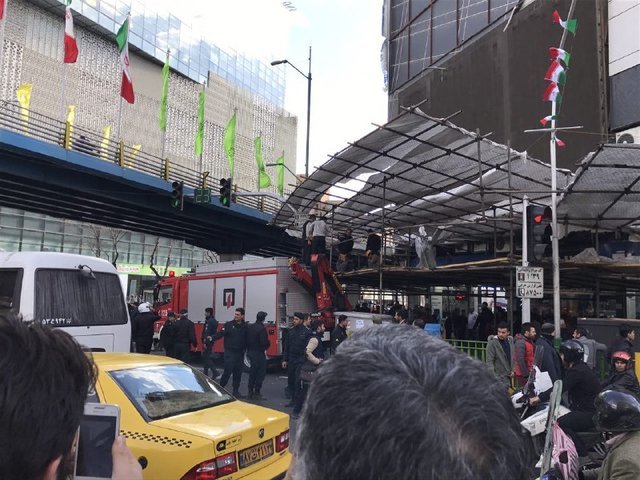 انتقال مصدوم حادثه سقوط از پاساژ علاءالدین به بیمارستان سینا