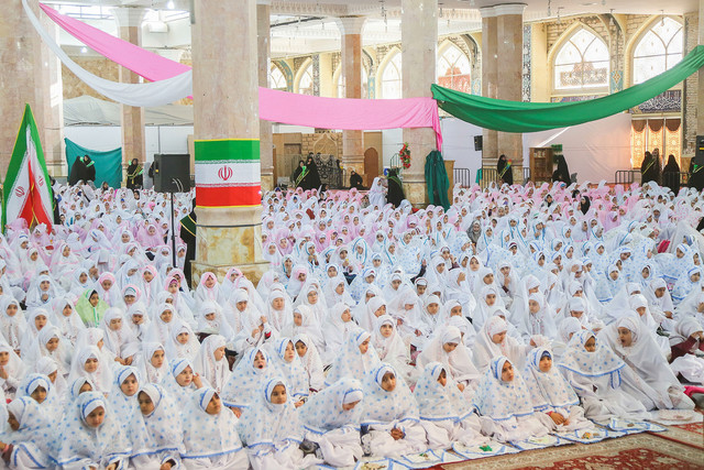 عکس آرشیوی است. جشن تکلیف برای ۱۰ هزار دختر دانشآموز شیراز برگزار میشود