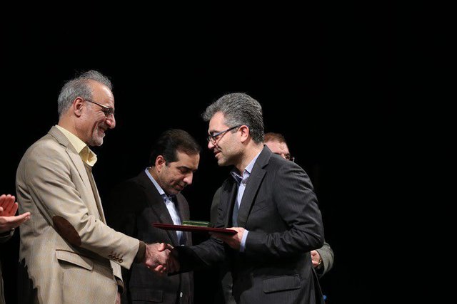 تقدیر از مدیرکل اسناد و انتشارات بنیاد شهید و مدیر مسئول ماهنامه «شاهد یاران»