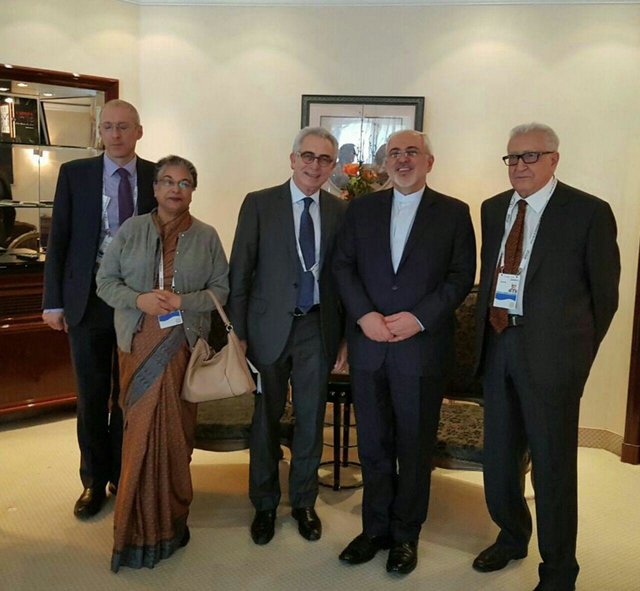 رایزنی هیئت ریش سفیدان با ظریف در مونیخ رایزنی هیئت ریش سفیدان با ظریف در مونیخ