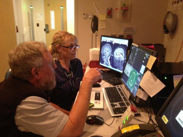 عکس تزئینی است بهبود کیفیت تصاویر MRI با غباری از الماس