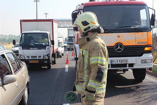 عکس، تزئینی است مصدومیت یک خانواده جوان در تصادف دو دستگاه خودروی سواری