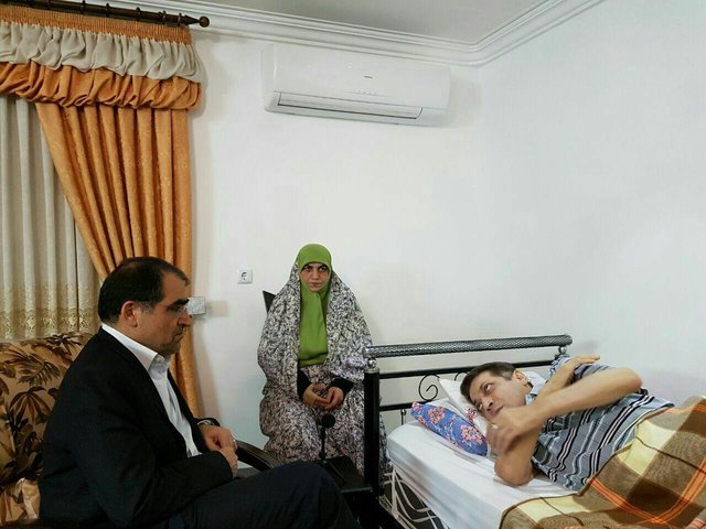 دیدار وزیر بهداشت با جانباز 70 درصد در ساری