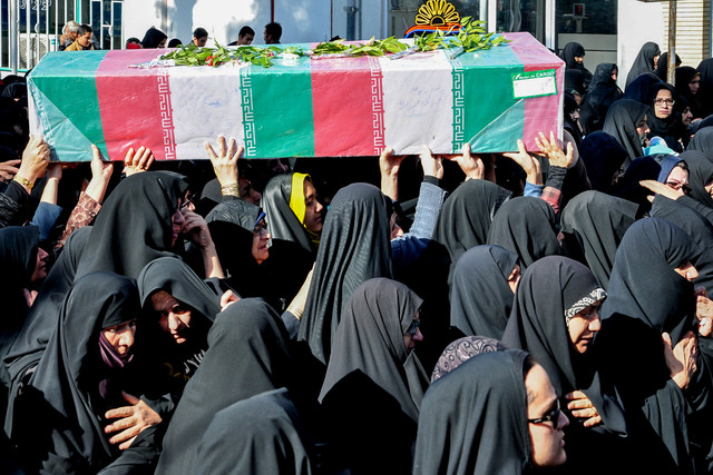 زنان باحجاب در تشییع شهدا