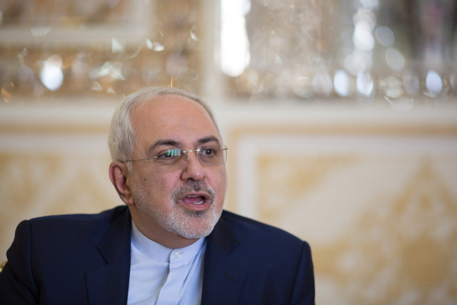 پاسخ ظریف به سوالی درمورد بازرسی بدنی بانوان ایران در گرجستان پاسخ ظریف به سوالی درمورد بازرسی بدنی بانوان ایران در گرجستان