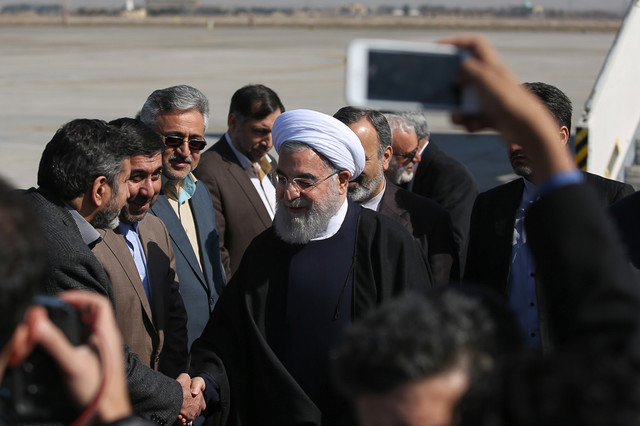 چرا آیت الله علم‌الهدی و رییسی در استقبال رییس جمهور نبودند؟