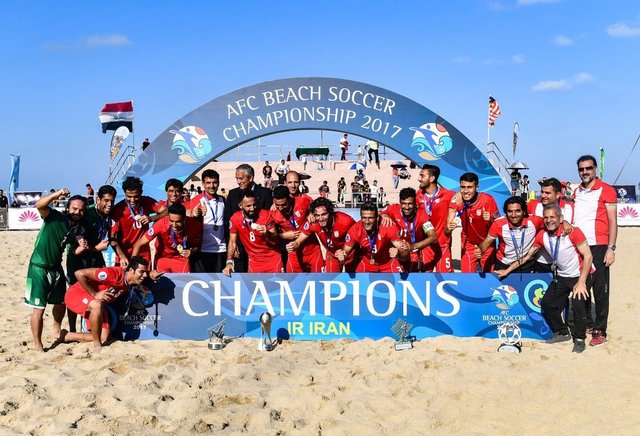 اهدای جام قهرمانی آسیا به ساحلی‌بازان ایران + فیلم