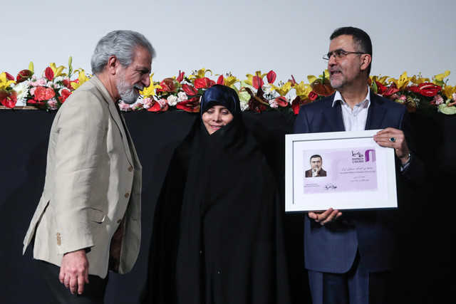 مراسم تودیع ایوبی تحت تاثیر یک خبر / «تمام قد از سینما دفاع کردم»