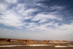 کویر لوت گرمترین نقطه کره زمین با درجه حرارت ۷۰٫۷ درجه سانتیگراد که بزرگترین عارضه کلوخی طبیعی دنیا بشمار میآید کلوتها در اثر فرسایش آبی و بادی طی هزاران سال شکل گرفتهاند و از دور مانند شهری بزرگ اما بدون جمعیت به نظر میآیند.
