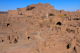 ارگ بم، این ارگ عظیم که در مسیر جادهٔ ابریشم قرار داشته که در سده ۵ پیش از میلاد ساخته شده و تا سال ۱۸۵۰ پس از میلاد نیز همچنان مورد استفاده بود و به طور قطع مشخص نیست چرا پس از آن دیگر مورد استفاده قرار نگرفته است.
