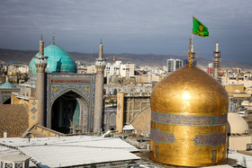 از جمله فضاهای مرتبط با حرم امام رضا (ع)، مسجد گوهرشاد، موزه، دو کتابخانه، چهار مدرسه علوم دینی، گورستان، دانشگاه علوم اسلامی رضوی، رواق‌های وسیع برای نمازگزاران است.