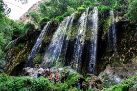 آبشار «اخلمد» از آبشارهای استان خراسان رضوی، در ۱۵ کیلومتری چناران و رو به کوههای بینالود قرار دارد. «اخلمد» از دو آبشار بلند کنار هم تشکیل شده است که هر کدام بیش از ۸۵ متر ارتفاع دارند.
