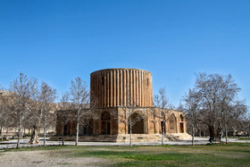 عمارت خورشید به دستور نادرشاه جهت اقامت و خزانه برای جواهرات و غنایم در کلات ساخته شده است.