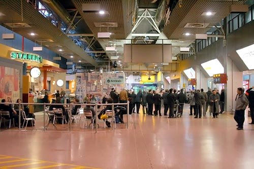 دو روز تا تاجگذاری چارلز؛ کارمندان فرودگاه هیترو لندن اعتصاب کردند دو روز تا تاجگذاری چارلز؛ کارمندان فرودگاه هیترو لندن اعتصاب کردند