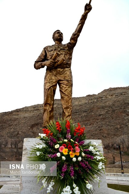 اهدای گل به یادمان و تندیس شهید مهدی باکری در ماکو