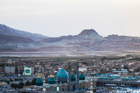  کوه خضر نبی که عبادتگاه حضرت خضر نبی و مسجد جمکران، واقع شده در ۶ کیلومتری شهر قم به طرف جادهٔ کاشان در نزدیکی روستای جمکران است.