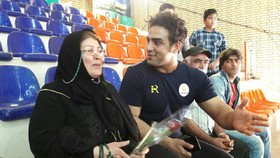 حضور مادر کشتی گیر تیم ملی در سالن رقابت های جام جهانی+ عکس