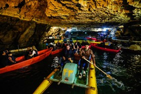 گردش طلایی در بزرگترین غار آبی جهان