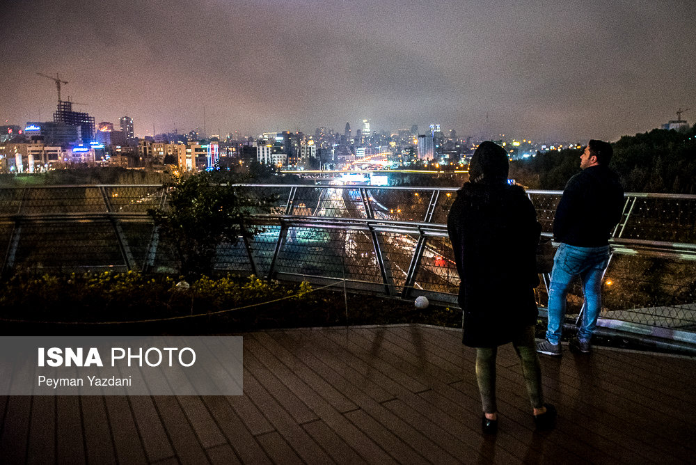 عکس از پل طبیعت تهران در شب