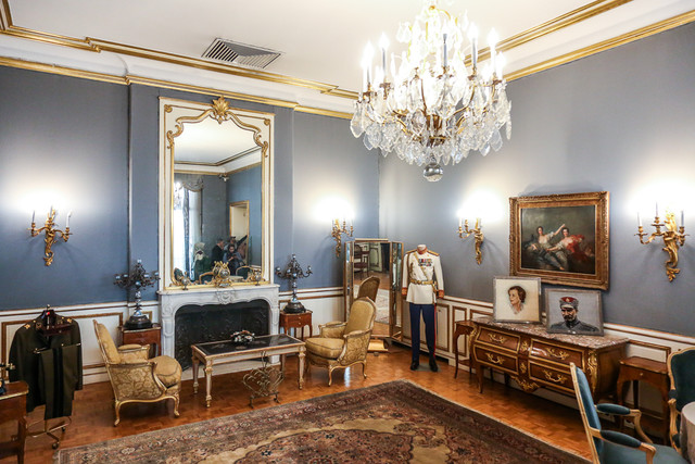 از مدیر بازرگانی صدا و سیما تا دیپلمات و نماینده مجلس در شورای کاخ نیاوران از مدیر بازرگانی صدا و سیما تا دیپلمات و نماینده مجلس در شورای کاخ نیاوران