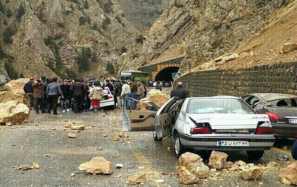 ریزش سنگ در جاده فیروزکوه - ایسنا