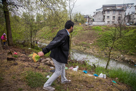 سیزده فروردین ، روز آشتی با طبیعت - رشت - متاسفانه عده ای از هموطنان در روز آشتی با طبیعت طبق عادتی ناپسند سبزه و ماهی سفره های هفت سینشان را در طبیعت و اطراف رودخانه ها رها می کنند که این مسئله باعث آلودگی و زشتی محیط زیست می شود