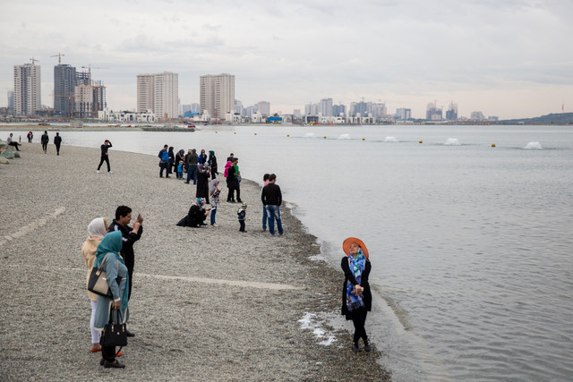 عکس آرشیوی است. برق تهران، به جزیره تنب بزرگ رسید