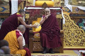 دالایی لاما سرنوشت مقامش را به مردم واگذار کرد
