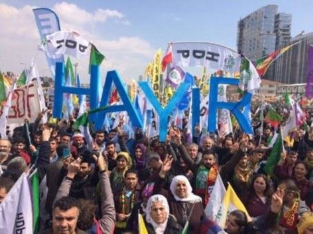 تظاهرات کردهای ترکیه در حمایت از رای " نه " در رفراندوم  تظاهرات کردهای ترکیه در حمایت از رای " نه " در رفراندوم