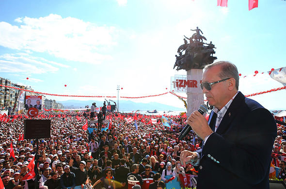 اردوغان خطاب به ناظران بین‌المللی رفراندوم: حد خود را بدانید