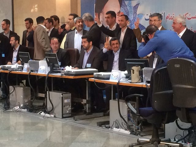 احمدی نژاد در انتخابات ریاست جمهوری ثبتنام کرد احمدی نژاد در انتخابات ریاست جمهوری ثبتنام کرد