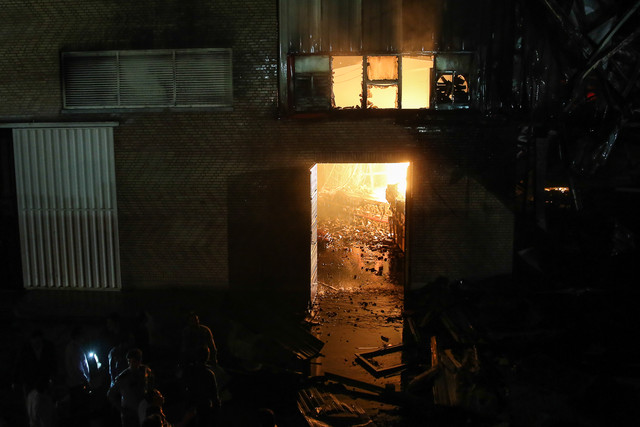 عکس، تزئینی است آتش، انبار لوازم پلاستیکی را سوزاند