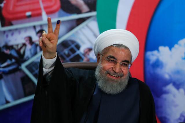 روحانی انگشتان دست خود را به چه معنا بالا برد؟ روحانی انگشتان دست خود را به چه معنا بالا برد؟