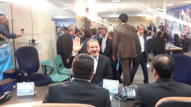 جهانگیری برای ثبتنام در انتخابات ریاست جمهوری وارد وزارت کشور شد جهانگیری برای ثبتنام در انتخابات ریاست جمهوری وارد وزارت کشور شد