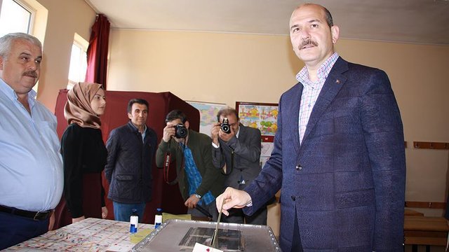 وزیر کشور ترکیه: عملیات رای گیری با امنیت و آرامش در حال اجراست وزیر کشور ترکیه: عملیات رای گیری با امنیت و آرامش در حال اجراست