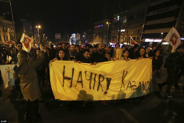 ادامه اعتراضات به نتایج رفراندوم قانون اساسی ترکیه ادامه اعتراضات به نتایج رفراندوم قانون اساسی ترکیه
