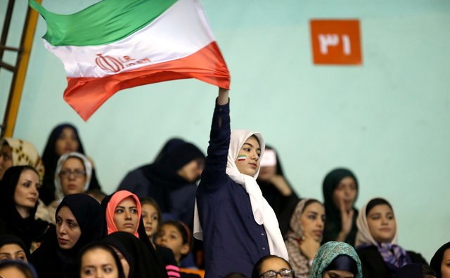 زنان به ورزشگاه میروند اگر... زنان به ورزشگاه میروند اگر...